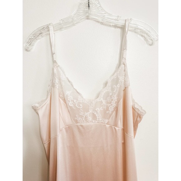 Vintage Vanity Fair Slip Lingerie Dress in Super soft pink - Picture 3 of 7